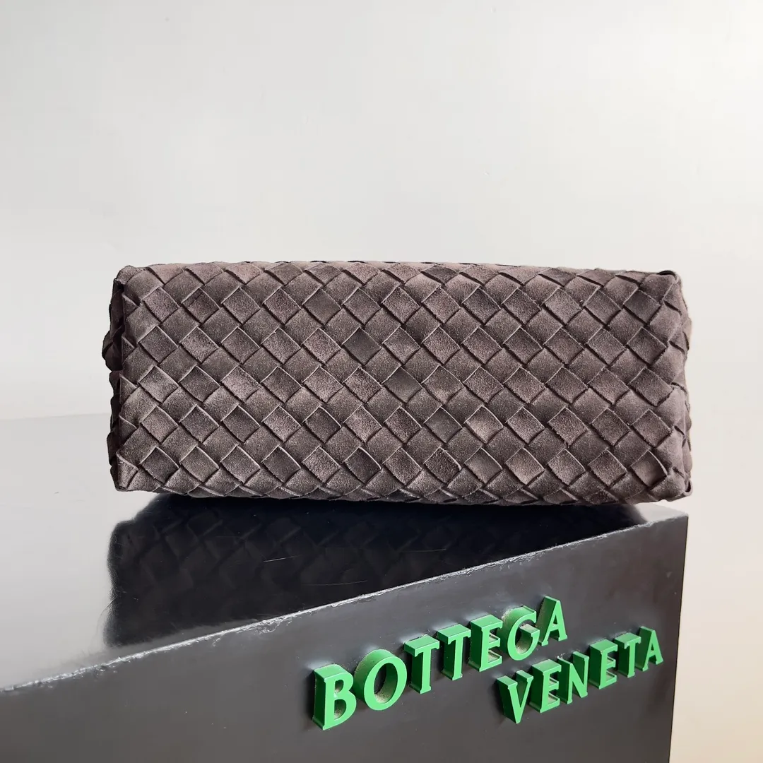 The 2023 new Andiamo batch of 2360 BV has been shipped‼ ️Really popular🔥The new Andiamo woven handbag launched by Bottega Veneta this season is really popular all over the world! ! Celebrities at home and abroad have worn it, and Oscar-winning actress Michelle Yeoh has taken it out on the street. Song Jia, Trai Yara, Yu Feihong, Sanji Ayaka, Rosie Hunting-Whiteley, Yoshioka Riho, etc. have all picked up this bag. It is classic and versatile, showing off its temperament, and the bag capacity is also large, which is very convenient for daily commuting! ! A variety of carrying methods, the shoulder straps can be adjusted by yourself, the original lambskin feels soft and delicate, and the unisex style breaks the gender boundaries and brings a more practical and long-lasting use experience. Andiamo, which has both elegant and casual styles, perfectly interprets the true appearance of "fashionable old money style". Style number: 743572 Size: 32*24*12